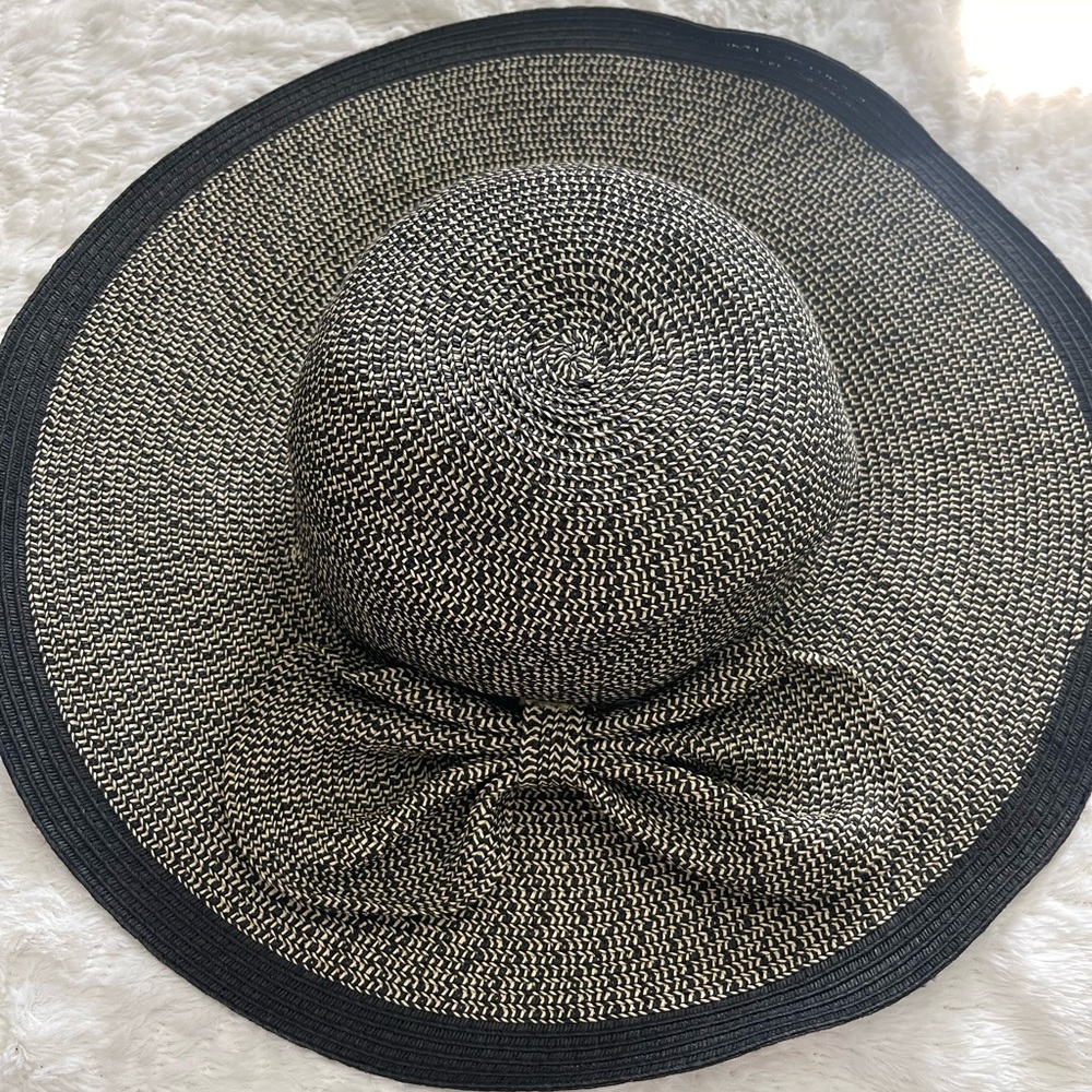 Black White tight knitted hat perfect brim to protect face